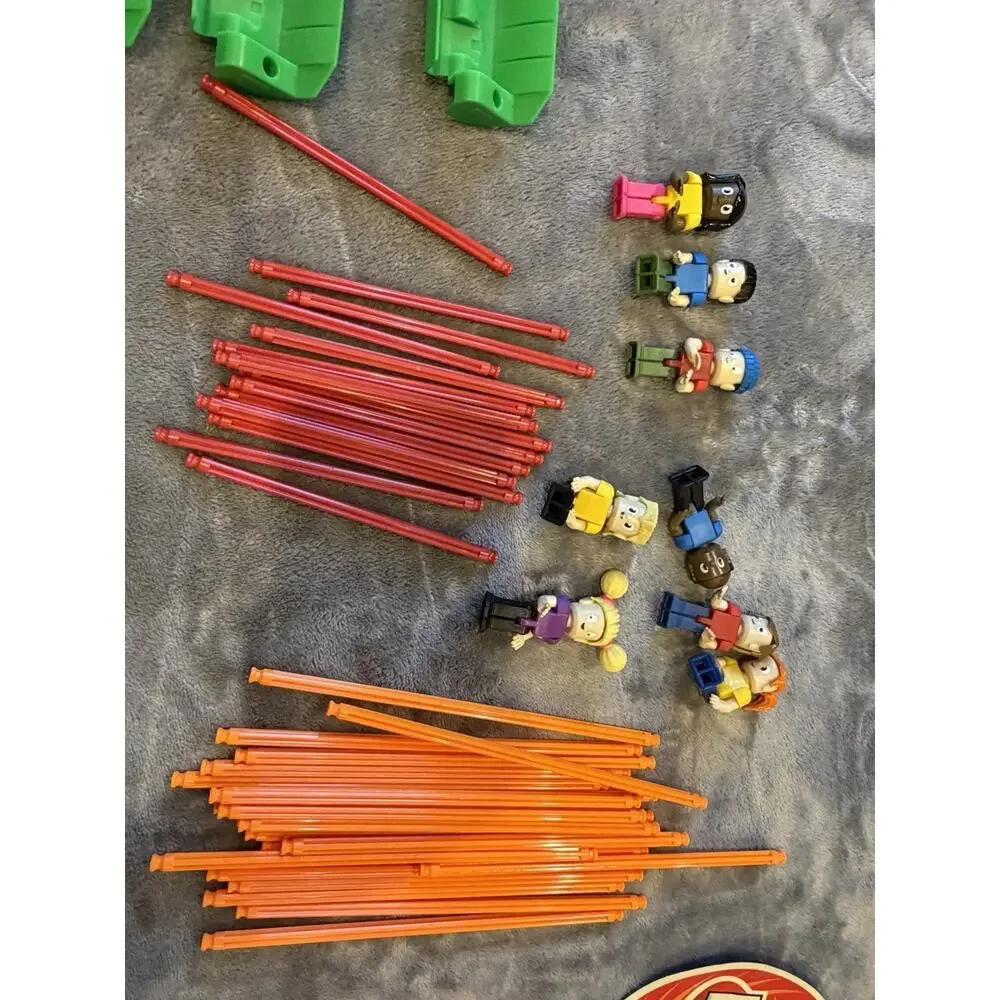 K'NEX Lot of assorted pieces With 8 K’nex People